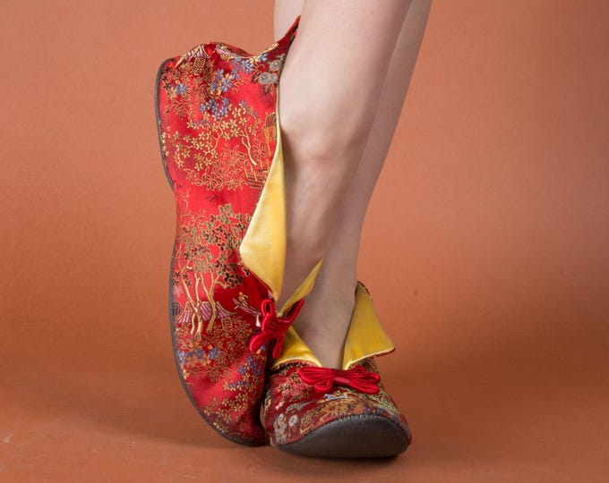 1950s Slippers - Size 9 1/2 AA - Daniel Green Red and Gold Brocade Slip On Vintage House Shoes