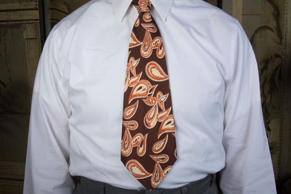 Vintage 1940s DEADSTOCK with Tag Wide Tie in Brown, Tane and Peach Paisley Print by Hillcrest NOS