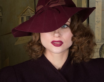 Kapelusz z lat 30. XX wieku – rzadki, zabytkowy kapelusz fedora z wełny w kolorze bordowym z lat 30. z rondem i przeszyciami – jesienny lookbook 2026