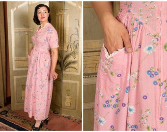 TAG SALE 1940s Dressing Gown - Darling Pink Floral Print Cotton Seersucker Zip Front 40s Robe with Lace Trim and Self-Fabric Ties