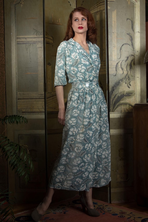 Vintage Late 1940s Rayon Crepe Dressing Gown Robe Wrap Style in Blue and White Floral Wounded Bird As Is