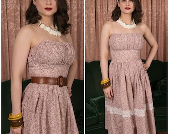 1960er-Jahre-Kleid – Vintage 60er-Jahre-Tageskleid im Cottage-Core-Bauernstil mit geraffter Brust und taillierter Taille in Mauve-Paisley-Kaliko auf Weiß