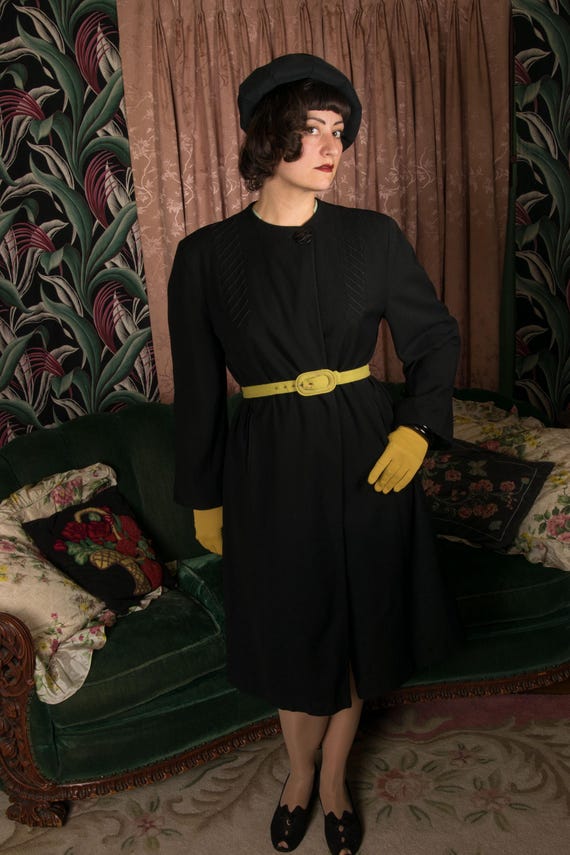 1940s Coat - Versatile Vintage 40s Woven Wool Swing Coat in Crisp Black with Yoke Details