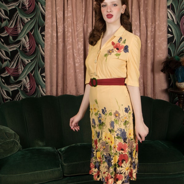 1940er Jahre Kleid - Üppiges 1940er Jahre Viskose Jersey Day Dress - Kleid mit floraler Borte und Applikation auf buttergelbem Grund
