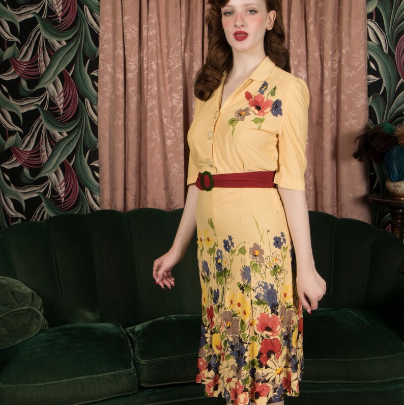 Robe des années 1940 véritable robe de jour en jersey de rayonne vintage des années 1940 luxuriante avec bordure florale imprimée et appliqué sur fond jaune beurre image 1
