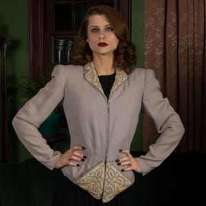 Chaqueta de los años 30 - Chaqueta de noche de finales de los años 30 con cuentas en crepé de rayón color bígaro, cuello y bolsillos con cuentas en azul pálido y dorado de Weathered
