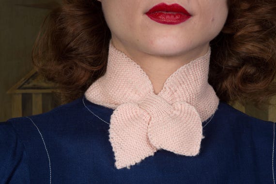 Darling Vintage 1950s Handmade Pink Knit Keyhole Accent Scarf