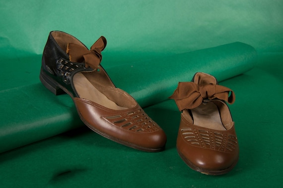 1920s Shoes  - Size 4 US- Gorgeous Vintage 20s Sandals in Two Tone Cognac and Black Patent Leather