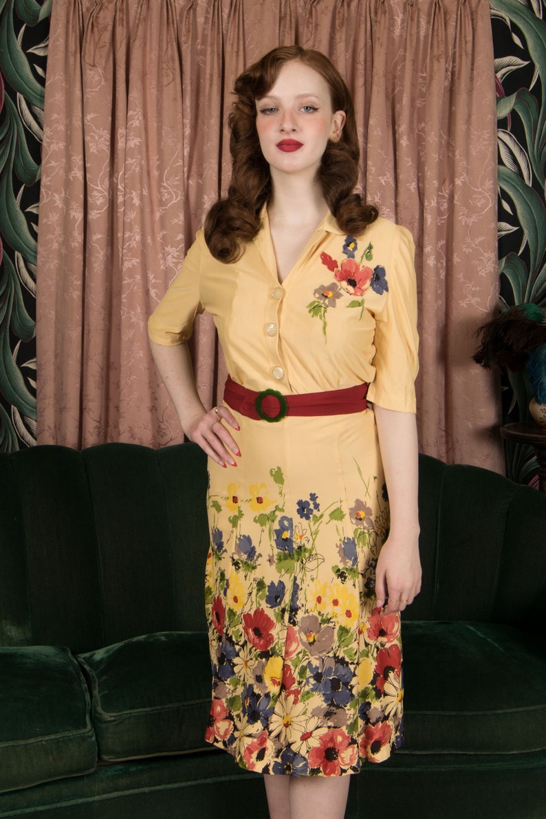 Robe des années 1940 véritable robe de jour en jersey de rayonne vintage des années 1940 luxuriante avec bordure florale imprimée et appliqué sur fond jaune beurre image 3