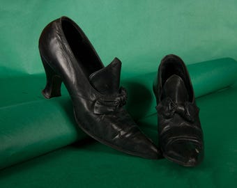 Zapatos eduardianos - Talla 5 (5.5) - De piel negra con tacón puntiagudo, estilo bruja, c. 1905-1910, con tacón Luis XV y lengüeta puntiaguda.