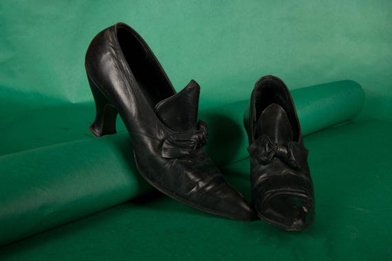 Edwardian Shoes - Size 5 5.5 - Witchy Black Leather Dramatically Pointed Heels c.1905-1910 with Louis Heel and Pointed Tongue