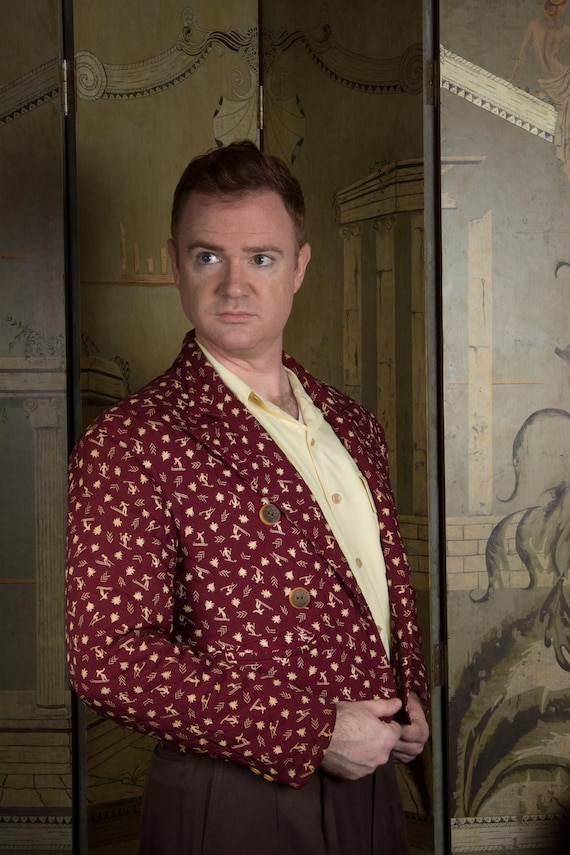 Vintage 1940s Novelty Print Ski Lodge Cropped Quilted Jacket - Loungewear with Formal Cut in Printed Burgundy Rayon with Skiing Theme