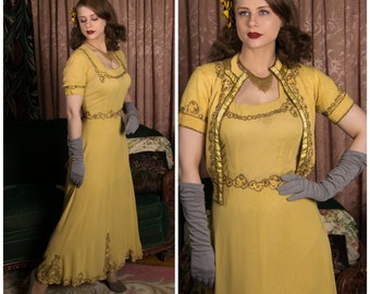40er-Jahre-Kleid – Sensationelles senffarbenes Abendkleid mit handapplizierten Verzierungen, Perlenstickerei und handgefertigtem passendem Pullover