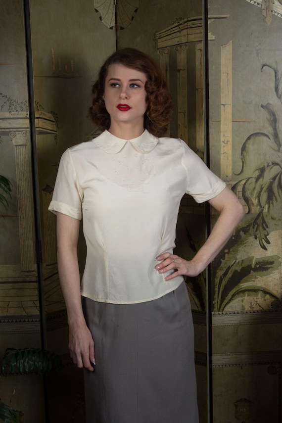1940s Blouse - Gorgeous Vintage Late 40s or Early 50s Ivory Silk Blouse with Delicate Embroidery