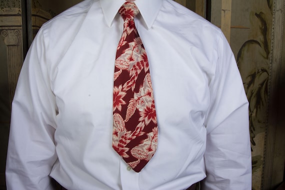 Vintage 1930s 1940s Lustrous Shiny Southwestern Themed Tie in Burgundy, Red, White and Grey with Wagon Wheels and Yucca Plants