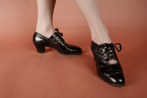 1920s Shoes -  Size 7 7 1/2 - Fantastic Vintage 20s Glossy Leather Lace Up Oxford Heels with Brogueing and Lattice