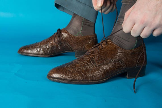 1970s Vintage Shoes Size 9 1/2 D - Volare Pressed Leather Alligator Pattern Wingtip Brogues