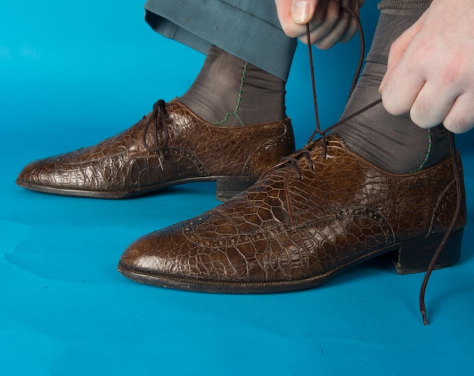 1970s Vintage Shoes Size 9 1/2 D - Volare Pressed Leather Alligator Pattern Wingtip Brogues
