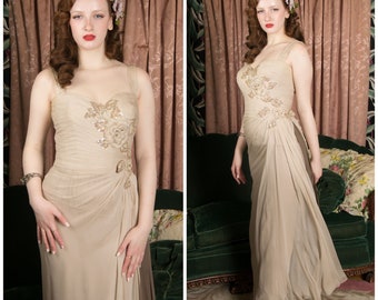 56er-Jahre-Kleid – Elegant plissiertes und drapiertes Abendkleid aus Seidenchiffon in Hellbeige und Braun mit paillettenbesetzten Rosenapplikationen