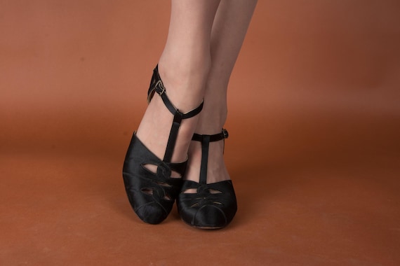 1920s Shoes - Size 7 N  - Beautiful Vintage 20s T-Strap Black Satin Formal Dance Heels