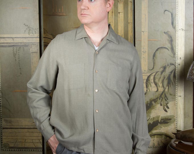 Vintage 1950s 60s DaVinci Rayon Blend Gabardine Loop Collar Patch Pocket Long Sleeve Shirt in Subtle Warm Grey Size Large