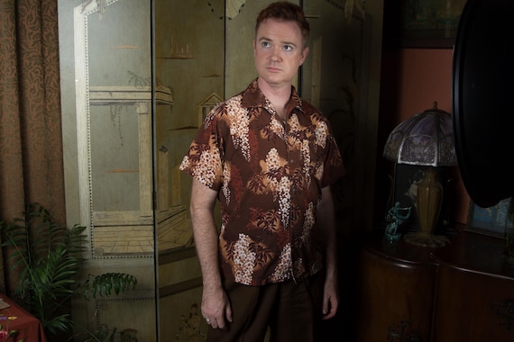 Vintage 1950s SURFRIDERS SPORTSWEAR Cotton Loop Colla Aloha Shirt in Brown Hawaiian Floral