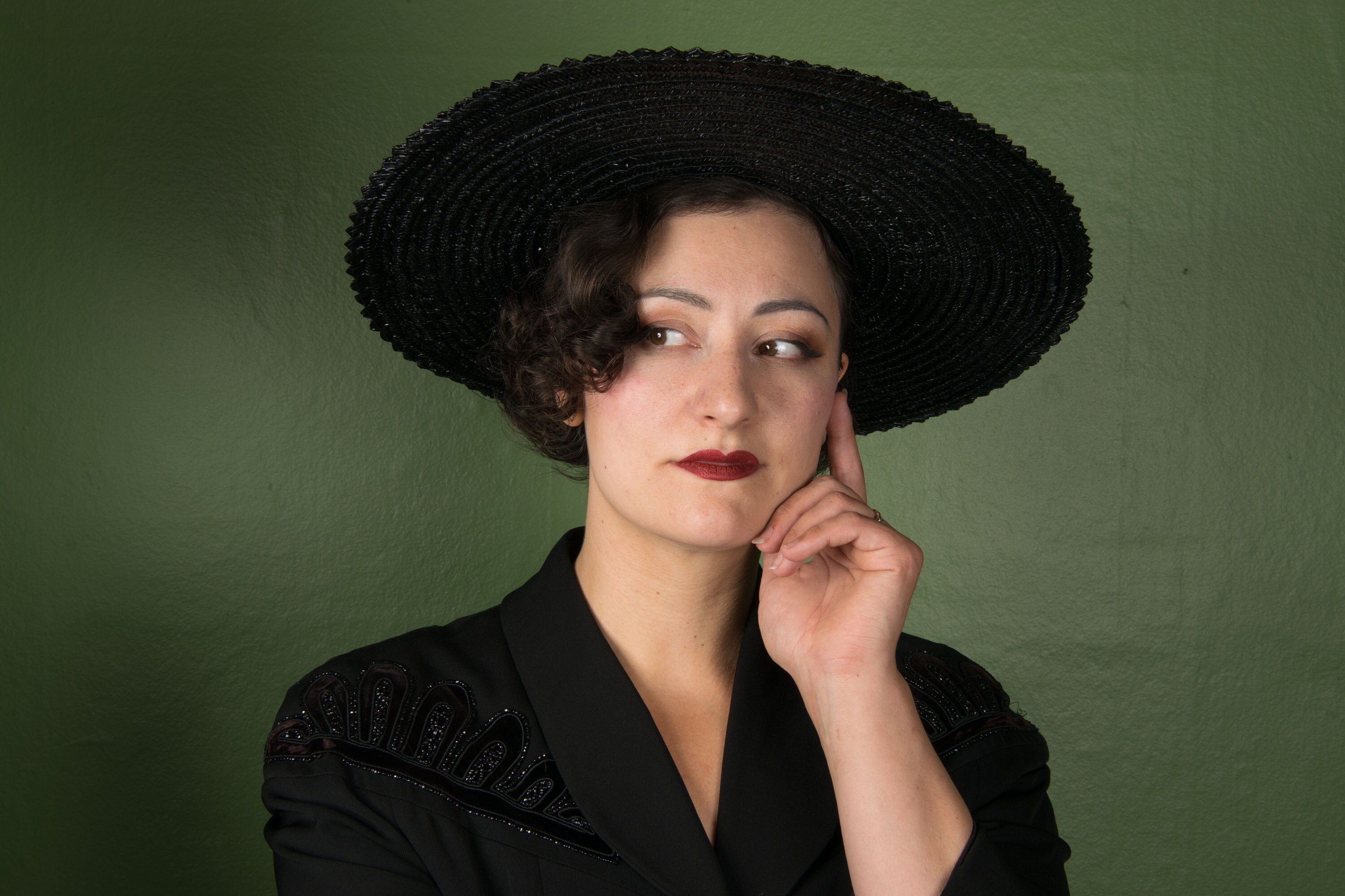 1940s Hat - Vintage Late 40s Glossy Black Straw Sun Hat with  display picture 1
