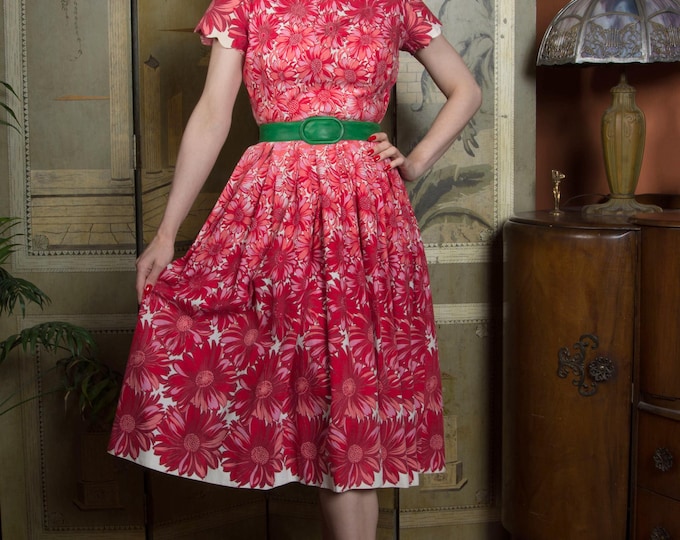 1950s Vintage Cotton Day Dress in Pink and Red Ombré Daisy Floral Print