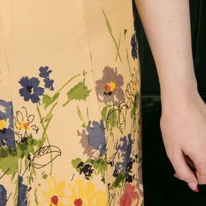 Robe des années 1940 véritable robe de jour en jersey de rayonne vintage des années 1940 luxuriante avec bordure florale imprimée et appliqué sur fond jaune beurre image 5