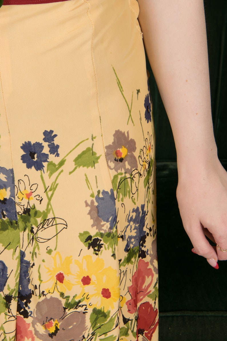 Robe des années 1940 véritable robe de jour en jersey de rayonne vintage des années 1940 luxuriante avec bordure florale imprimée et appliqué sur fond jaune beurre image 5