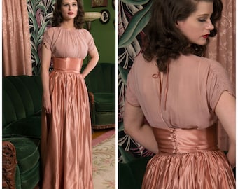 40er-Jahre-Kleiderset – außergewöhnliches zweiteiliges Abendkleid-Ensemble aus Chiffon und Satin mit hohem Taillenrock und drapierter Bluse in Mauve-Rosa