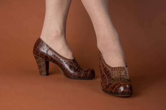 1930s Shoes  - Size 6 - High Vamp Brown Pressed Leather Pumps