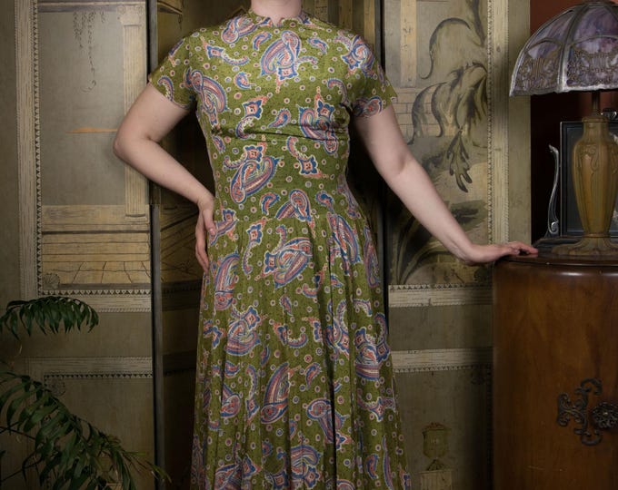 1950s Dress - Flattering 50s Fit and Flare Day Dress with Drop Waist in Colorful Paisley on Olive Green