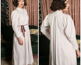 Antique Wrapper - Gorgeous Late Victorian 1890s Dressing Gown Robe in White with Tiny Black Dots and Watteau Back