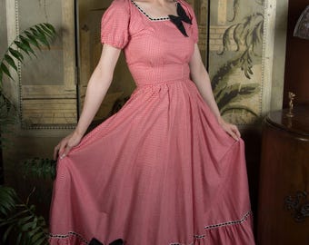 Suknia z lat 40. XX wieku w kratkę gingham w kolorze czerwonym i białym, letnia suknia w stylu vintage z lat 40. XX wieku z obszerną spódnicą i eleganckimi czarnymi kokardami