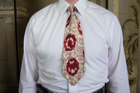 Vintage 1940s Necktie in Chrysanthemum Floral Print of Deep Red and Taupe