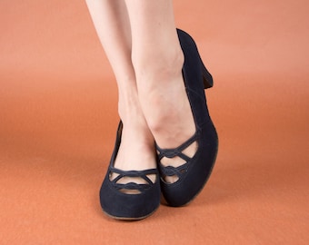 1940s Shoes - Size 7 7.5 - Charming Vintage 40s Navy Blue Baby Doll Heel with Vamp Crossstraps