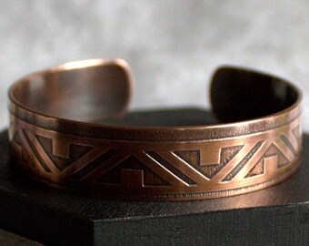 Geëtste koperen manchetarmband: geometrisch driehoeksontwerp, geoxideerd patina