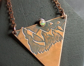 Opaal maanketting: geëtste koperen hanger berglandschap