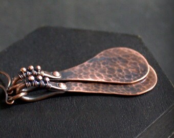 Druppeloorbellen van gesmeed koper: sieraden van gehamerd metaal