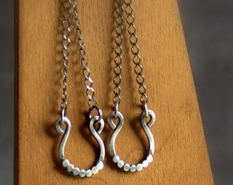 Gestippelde halve maanoorbellen - Sterlingzilver, geoxideerd antiek patina, bezaaide hoepel, gestippelde cirkels, lange hanger, kettingoorbel, boho-sieraden