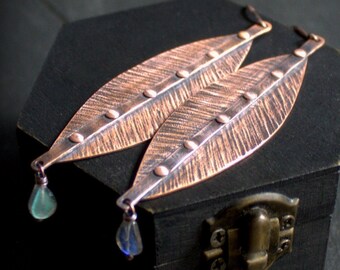 Oorbellen met koperen labradoriet: verouderd geklonken metaal