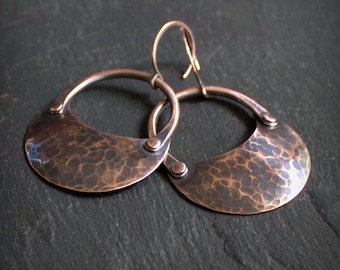Gesmede koperen halve maanoorbellen: sieraden van gehamerd metaal