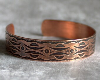 Sauron Manchet - Manchet Armband, Geëtst Koper, Geoxideerd Patina, Oogontwerp, Sint-Jakobsschelp Kant, Metaalwerk Sieraden