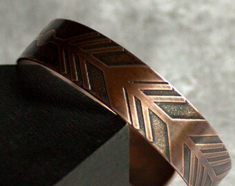 Koperen manchetarmband met geëtste pijl: geoxideerde boho-sieraden