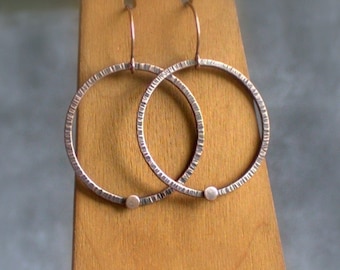 Halo Oorbellen - Koper, Getextureerde Cirkel, Minimalistisch Metaalwerk, Lijnontwerp, Hoop Bungle, Geoxideerd Patina, Boho Sieraden