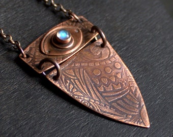 Labradoriet oogschildketting: geëtste koperen tribale hanger