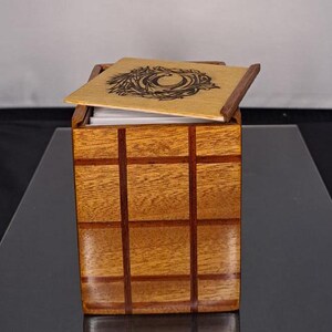 Deckbox/Porta mazzo per carte da gioco collezionabili fatto a mano in legno pregiato.