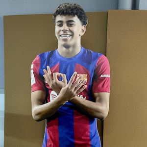 Lamine Yamal Recorte Standee Modelo Plástico Yamal Figura em tamanho real
