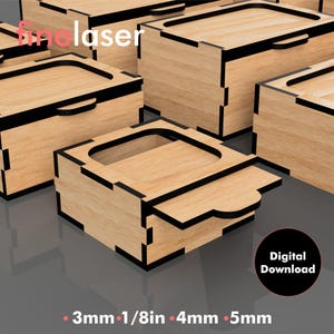Può includere: Scatole di legno con bordi neri e un design ritagliato. Le scatole sono realizzate in legno chiaro e sono mostrate in gruppo. Il testo "fine laser" è visibile in alto a sinistra. Il testo "Digital Download" è in un cerchio nero. Il testo "3mm • 1/8in • 4mm • 5mm" è in basso.